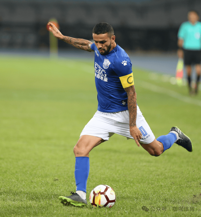 开云体育链接-足球巨星的技术动作在赛场上展现