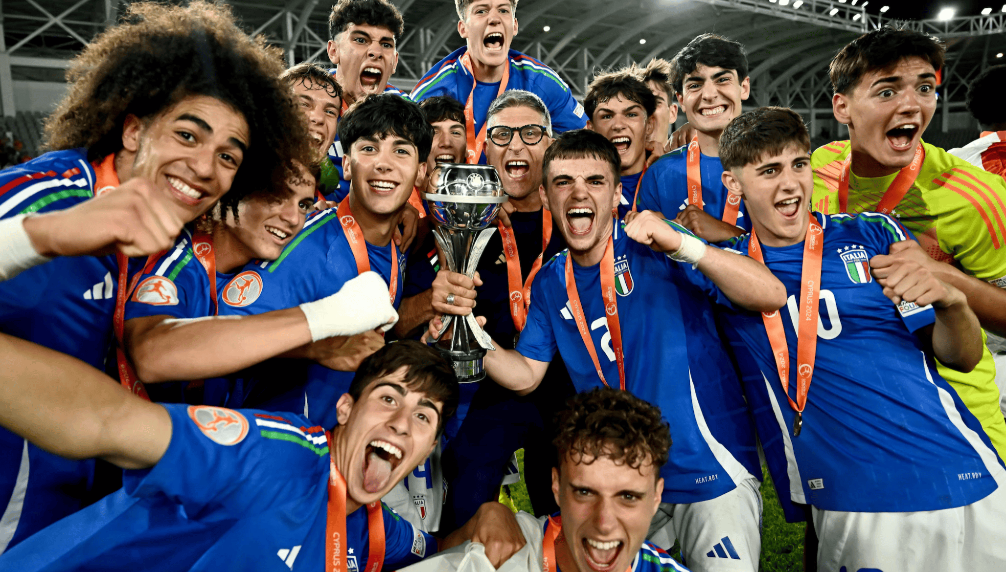 包含意大利足球比赛场面热血激烈，场上战绩不断更新的词条