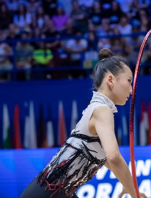 开云体育网站-体操颁奖礼上选手露出灿烂笑容