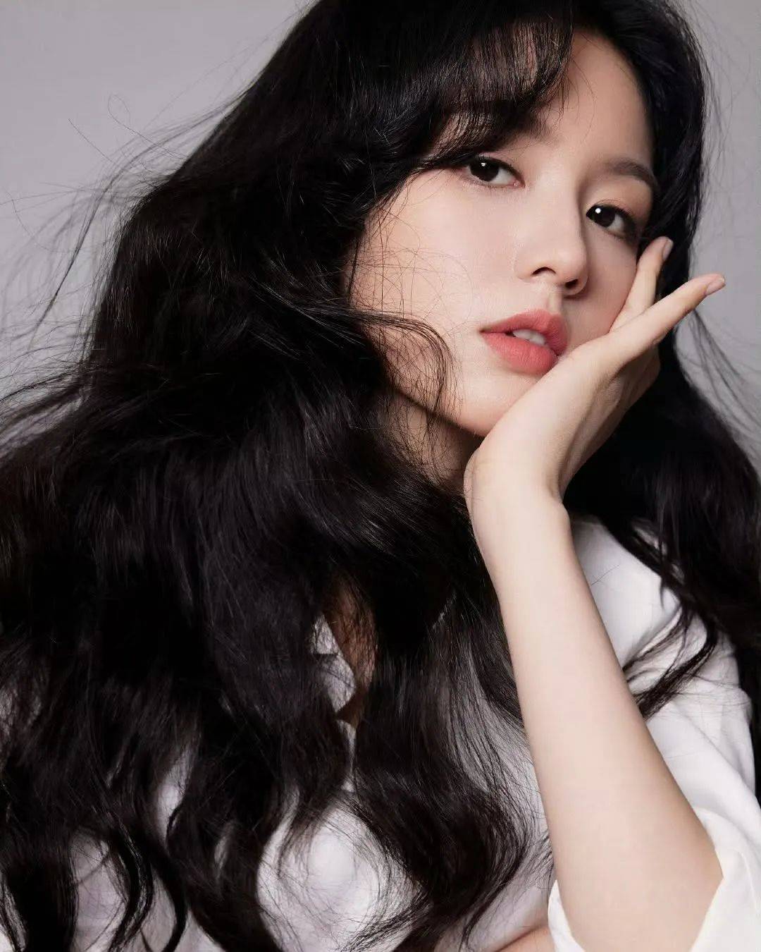 姑娘们在球场上尽显飒爽英姿，实力出众