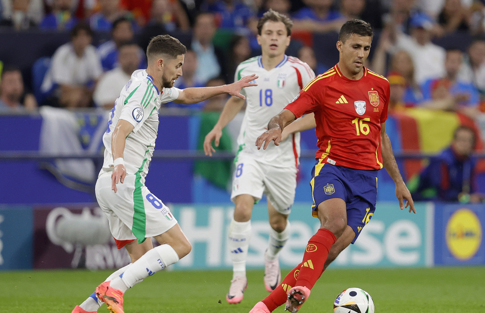 开云体育网页版-西班牙队轻松获胜，实现小组出线目标