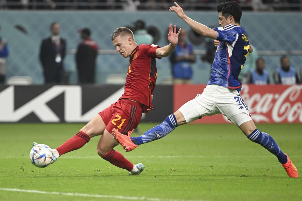 西班牙队轻松获胜，实现小组出线目标