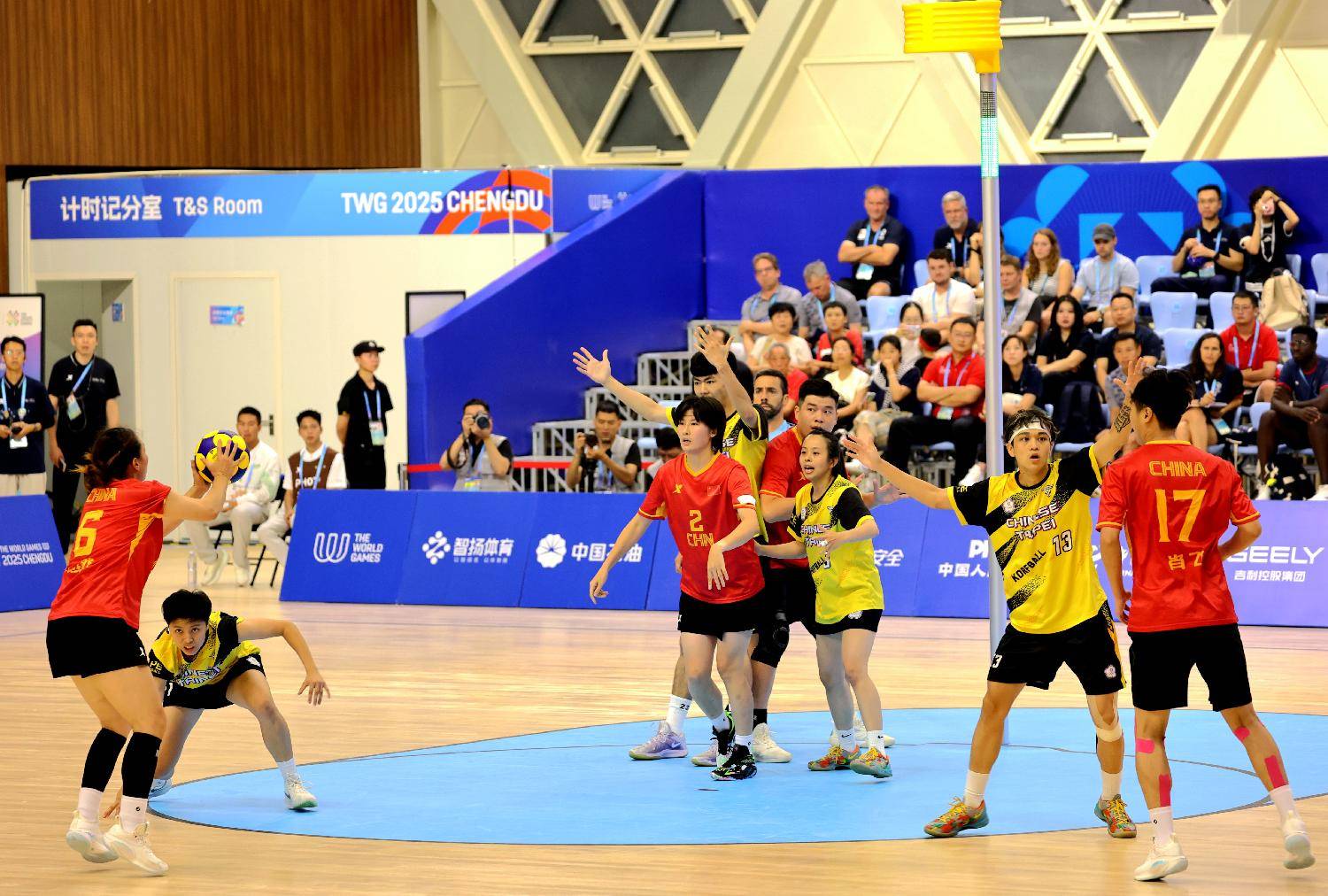 一场激烈的比赛拉开战幕，球队实力均衡的简单介绍