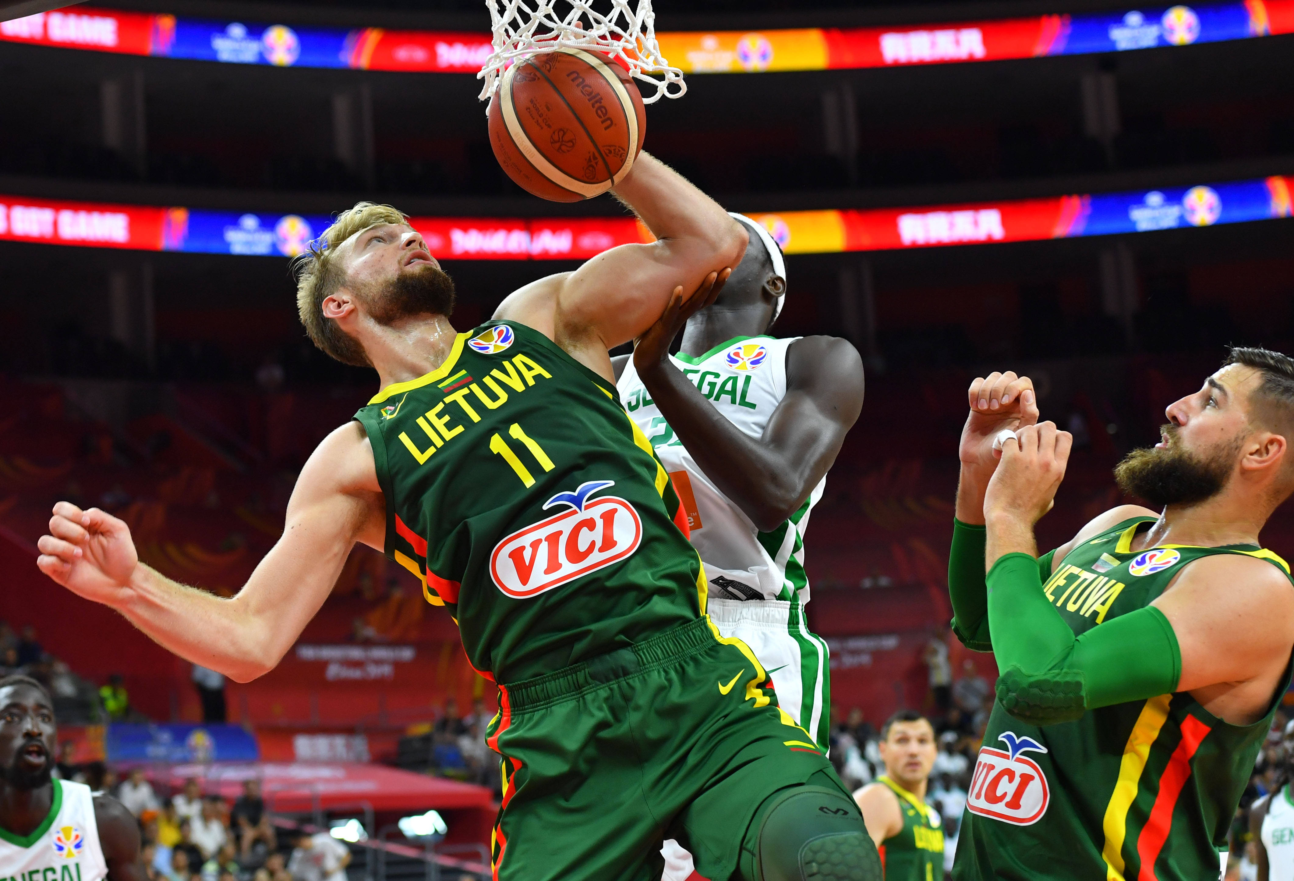 开云体育直播-关于欧洲职业篮球赛场上再掀争夺激烈，球队人气高涨的信息