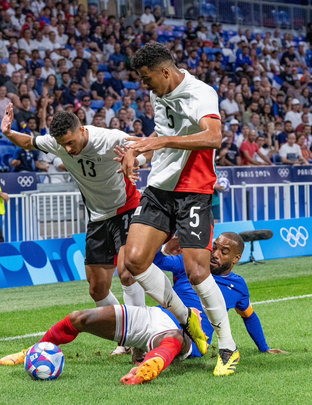 包含法国女足杯半决战烽烟四起，巴黎圣日耳曼队神奇飞跃的词条