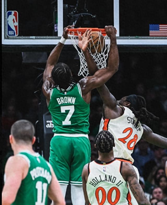 绿军客场惊险战胜活塞，全队贡献